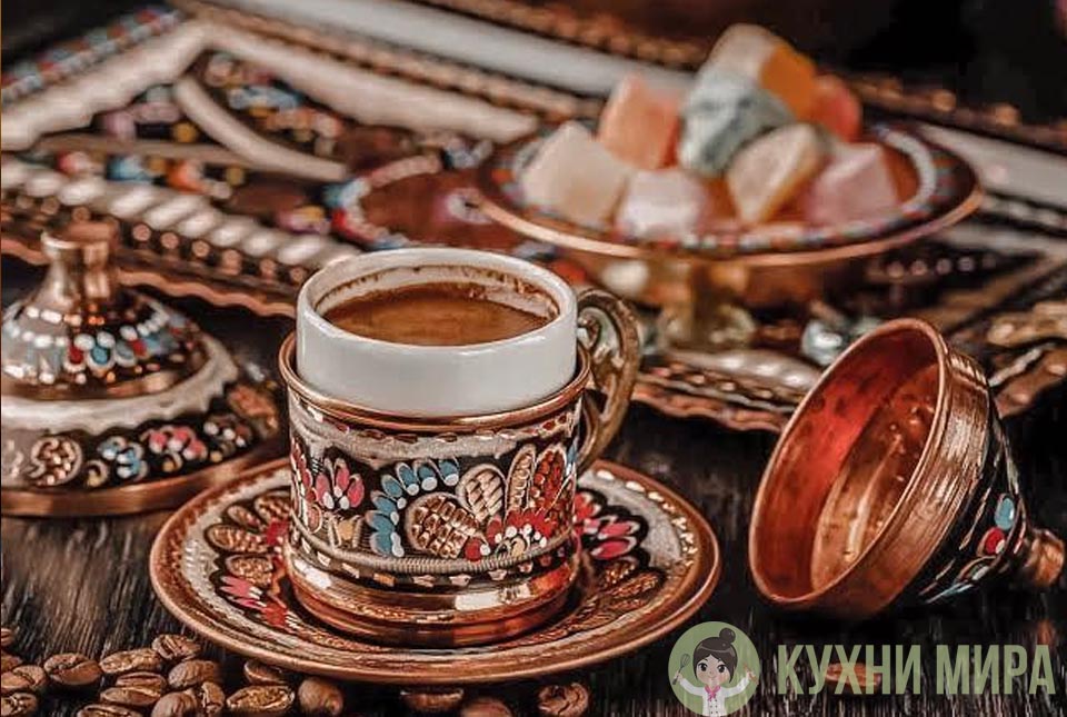 Кофе со специями и молоком в турке
