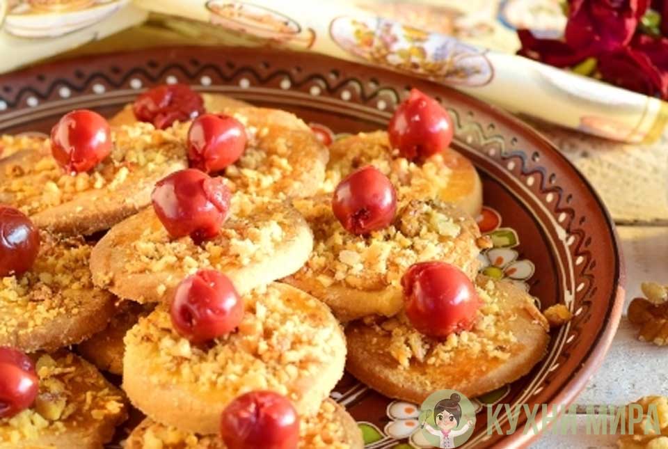 Гогошь – песочное печенье с орехами и вишней