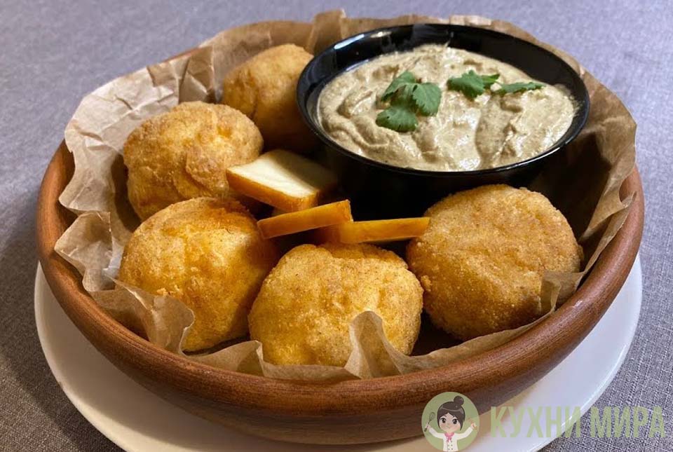Эларджи – сырные шарики с орехово-чесночном соусом Баже