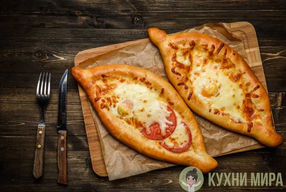 Peinirli — греческая сырная пицца в форме гондолы