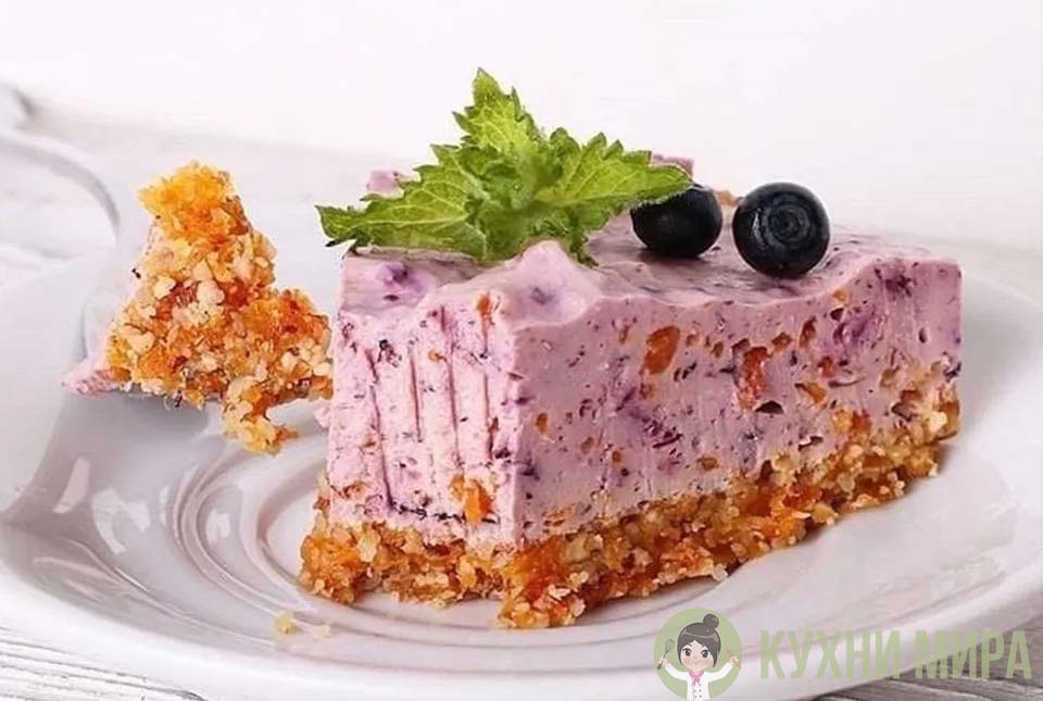 Творожный десерт без выпечки с ягодами и сухофруктами